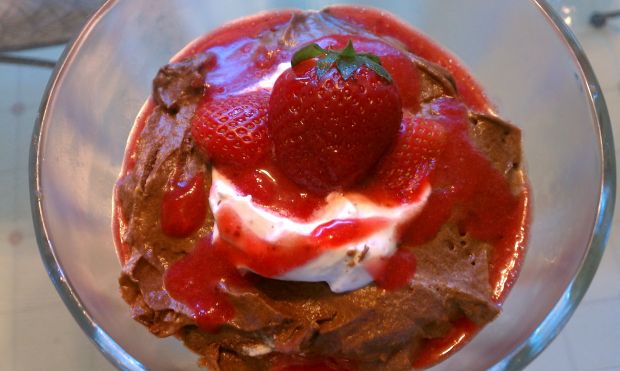 mousse sa cokoladom i jagodama mousse sa cokoladom i jagodama