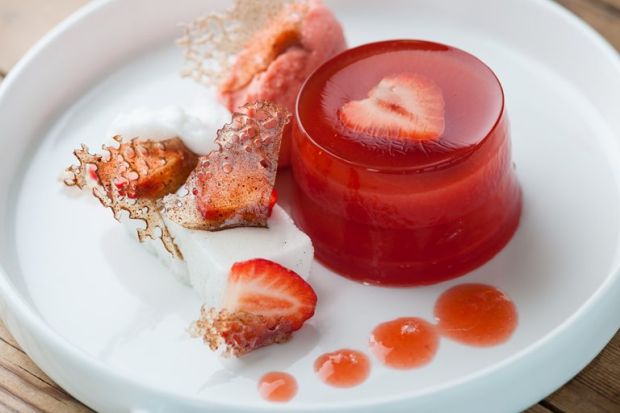 jagode u aromaticnom zeleu jagode u aromaticnom zeleu
