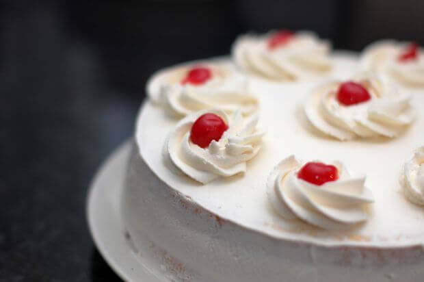 bela-svecana-torta bela-svecana-torta