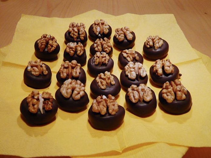 Praline od marcipana i oraha Praline od marcipana i oraha