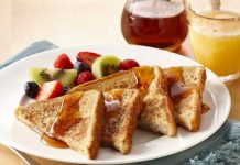 Tost sa medom i svežim voćem