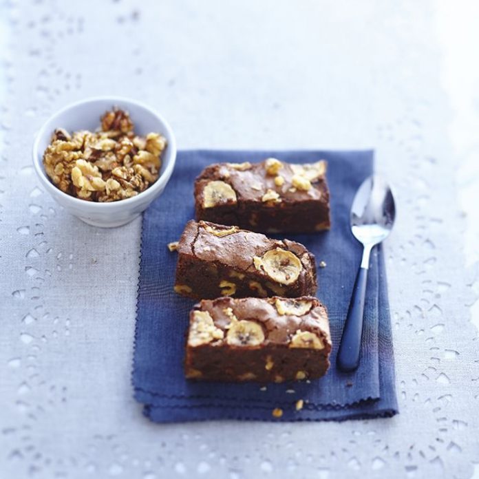 Brownie kolač sa orasima i bananama